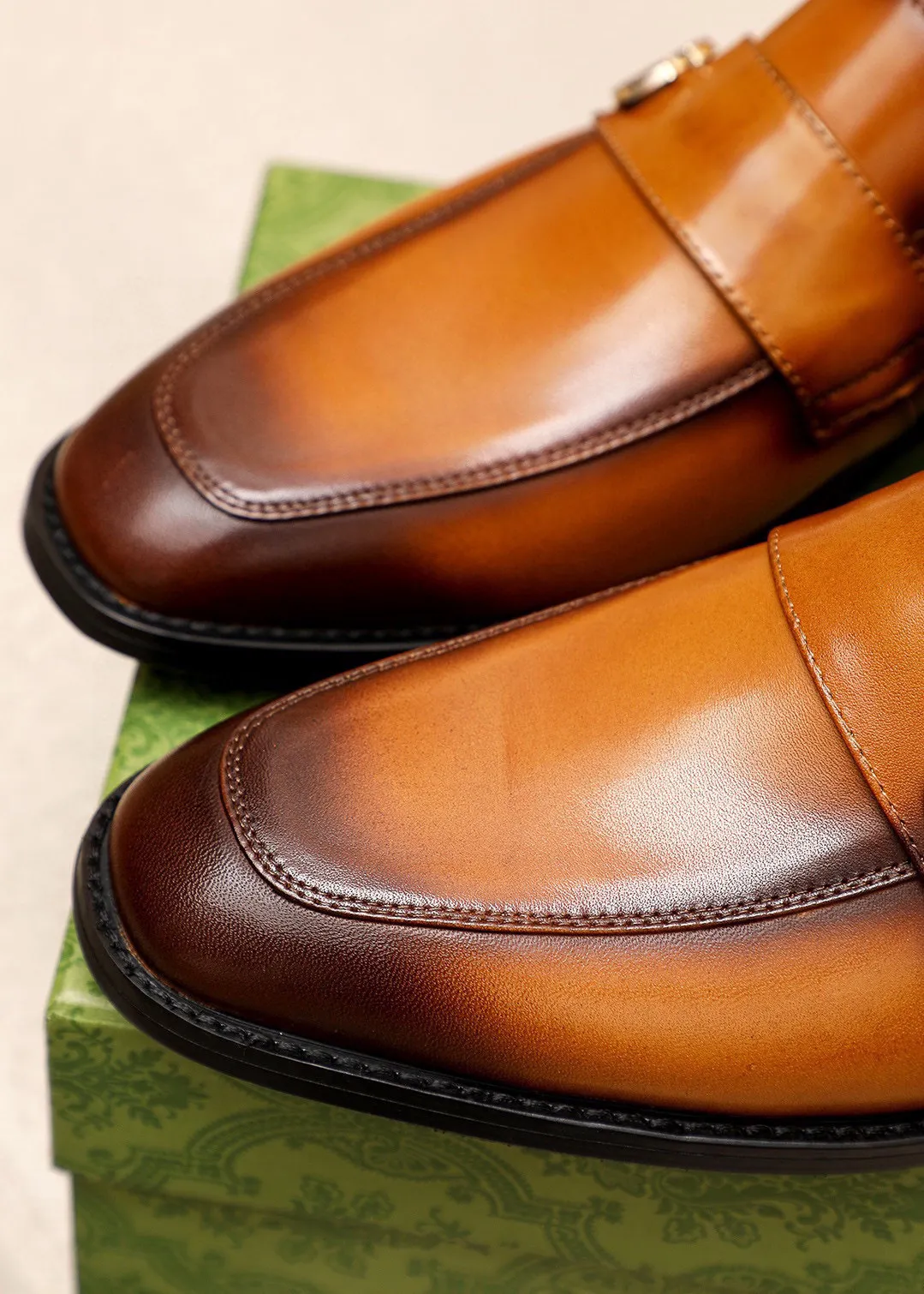 Men's shoes 💰400 💐 Product trademark: GUCCI "Gucci" casual leather shoes Regular size: 39-44 (38.45.46🉑️Customized) Product materials: Selected imported first-layer calfskin upper + luxury hardware buckle, imported 🐑 sheepskin lining. Strong three-dimensional visual effect, combined outsole Color: 2⃣️colors available